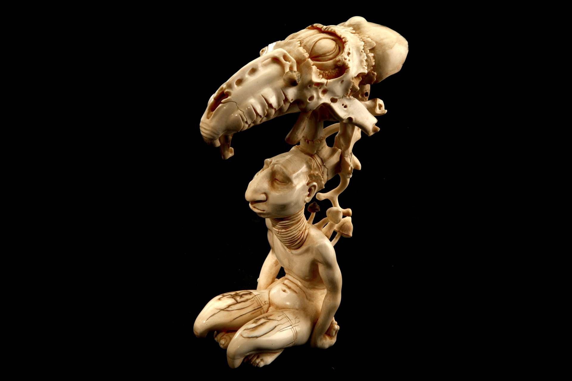 Скульптура из бивня мамонта Даниил и Татьяна Артюховы шаманизм грибной шаман