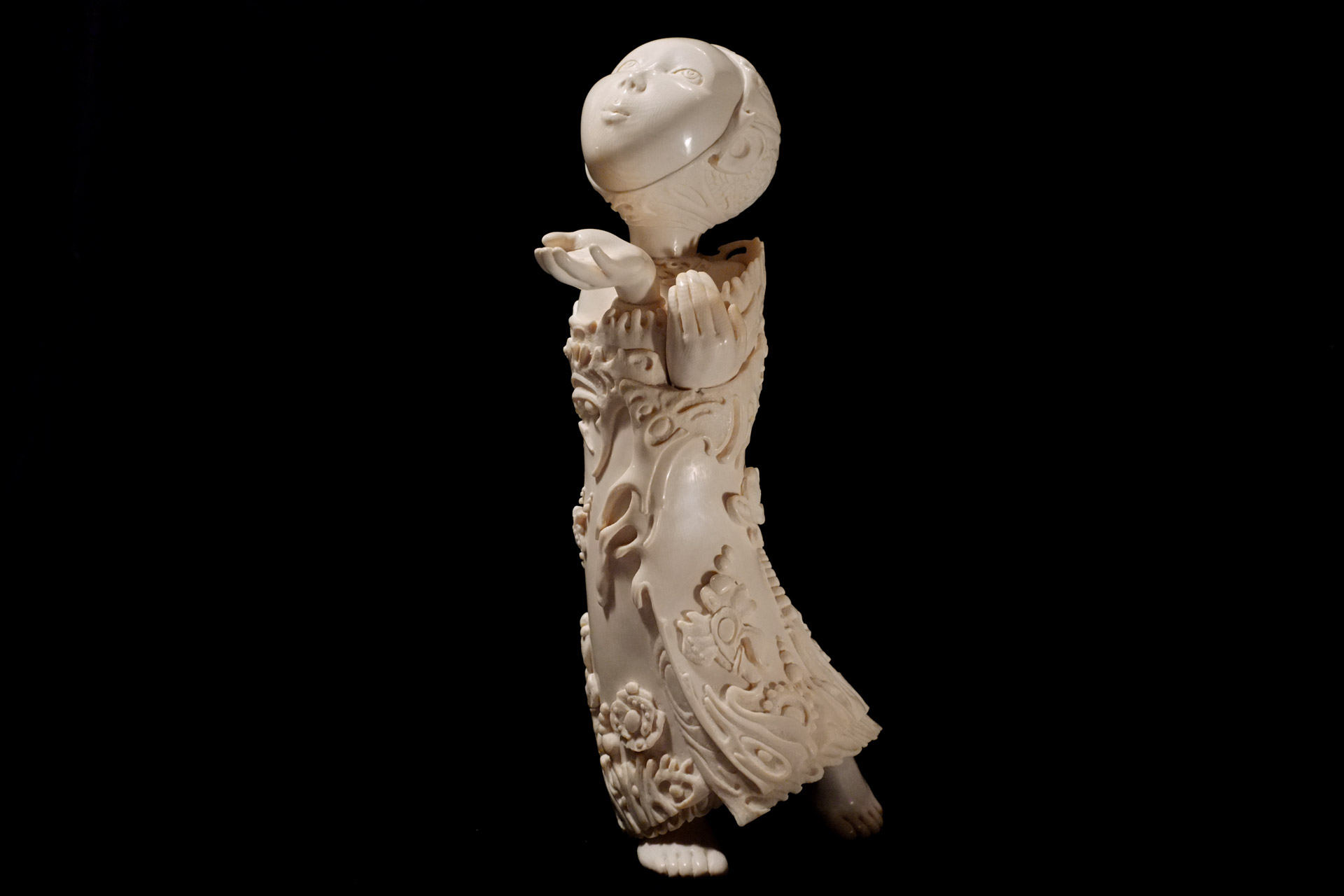 Скульптура из бивня мамонта Даниил и Татьяна Артюховы заклинательница дождя шаманизм
