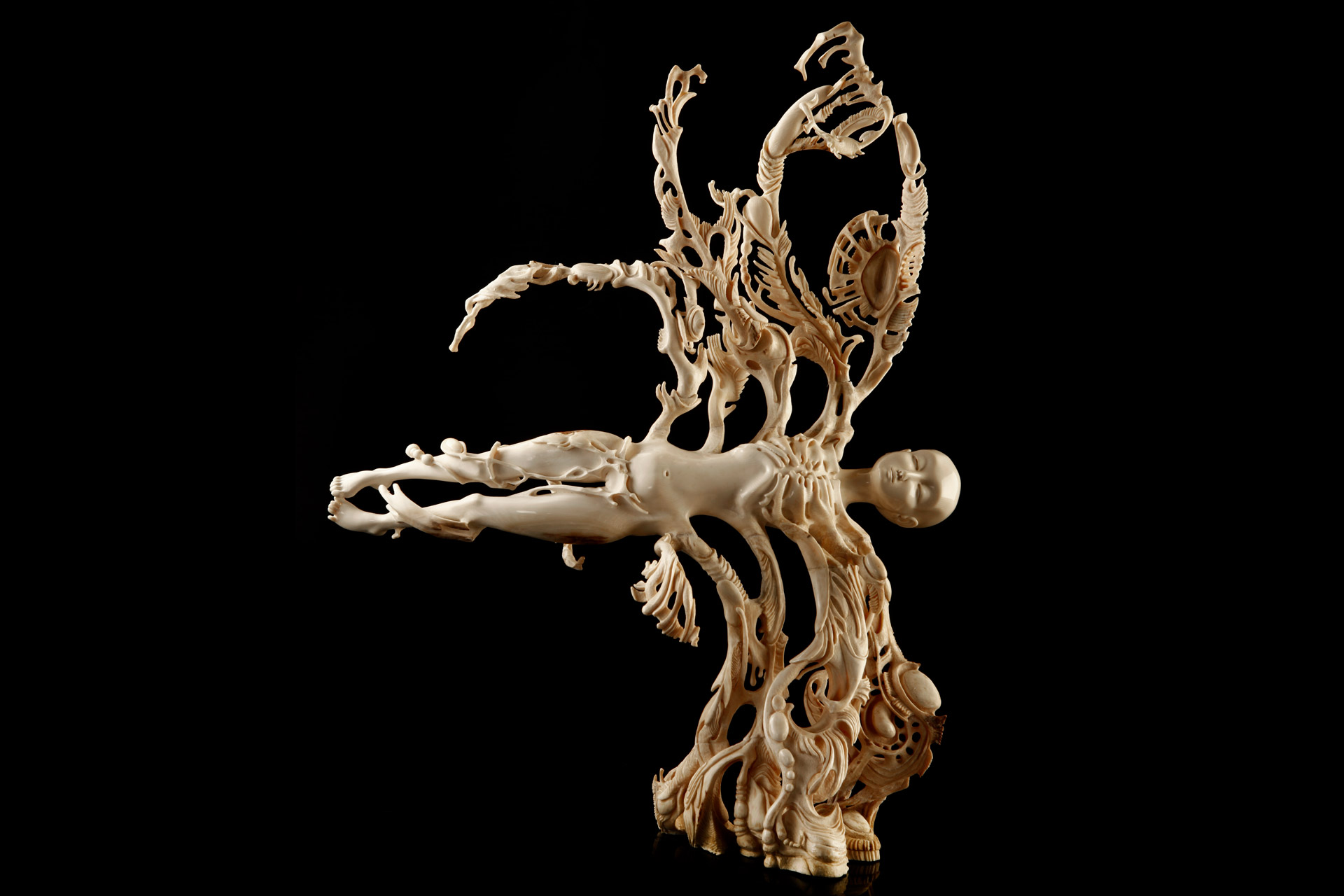 Скульптура из бивня мамонта Даниил и Татьяна Артюховы Священное оперение шаманизм