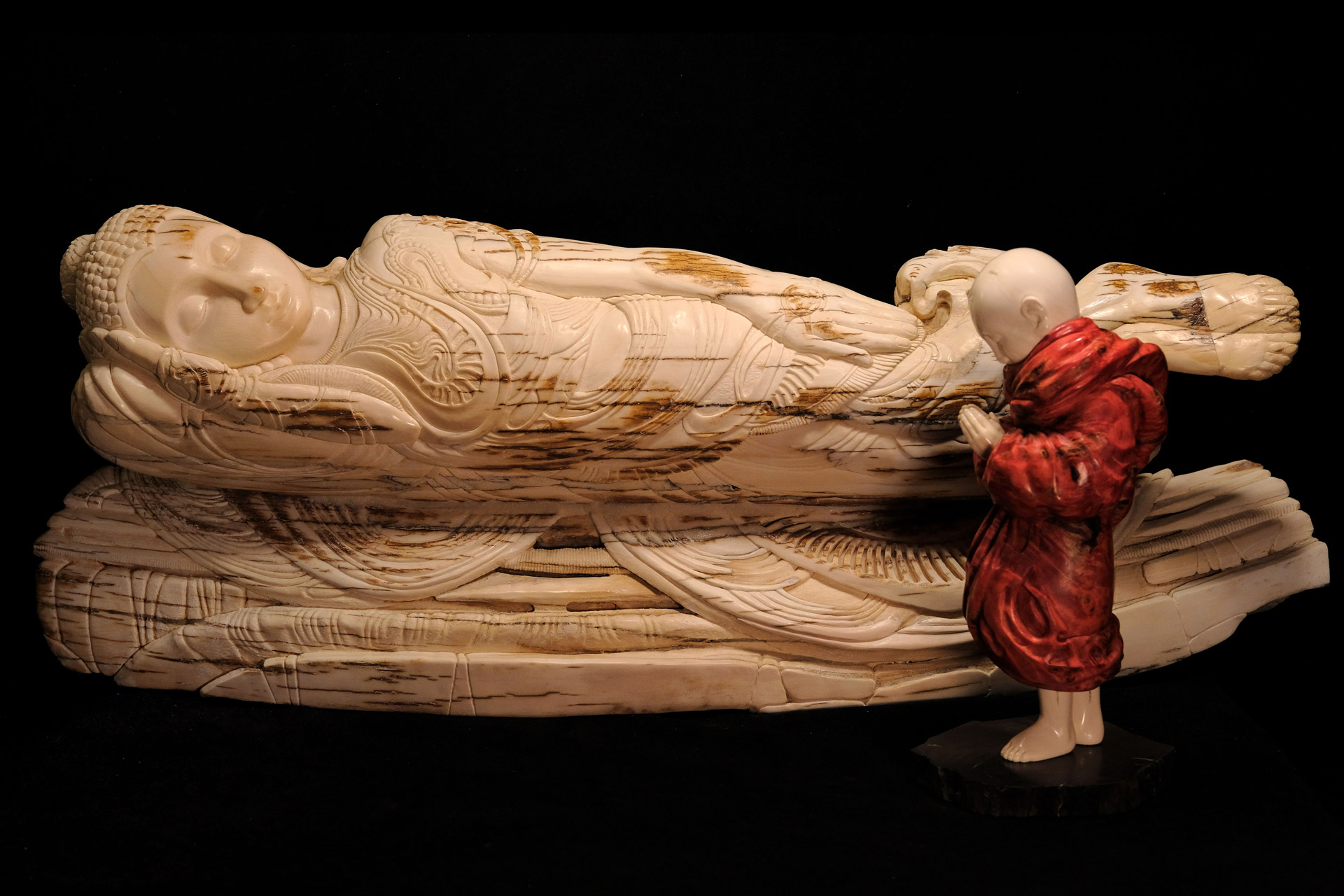 Скульптура из бивня мамонта Даниил и Татьяна Артюховы лампа освещающая путь буддизм