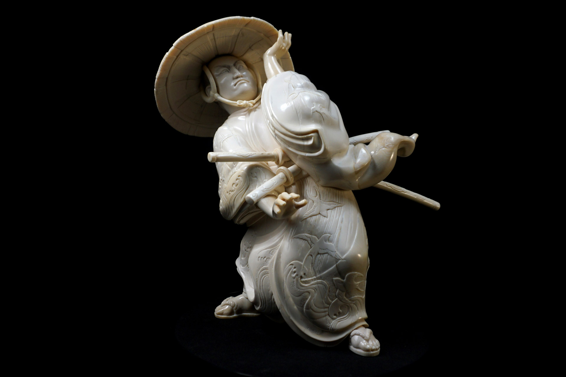 Скульптура из бивня мамонта Даниил и Татьяна Артюховы порыв ветра