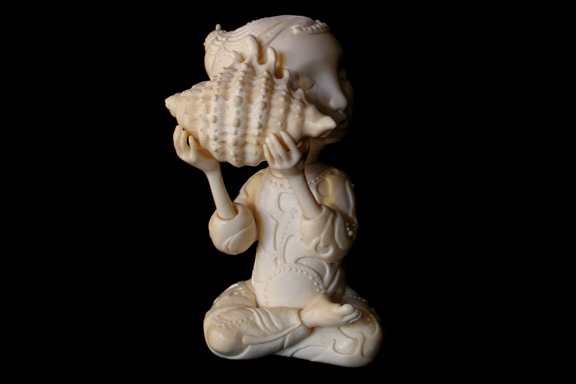 Скульптура из бивня мамонта Даниил и Татьяна Артюховы Девочка с ракушкой детство