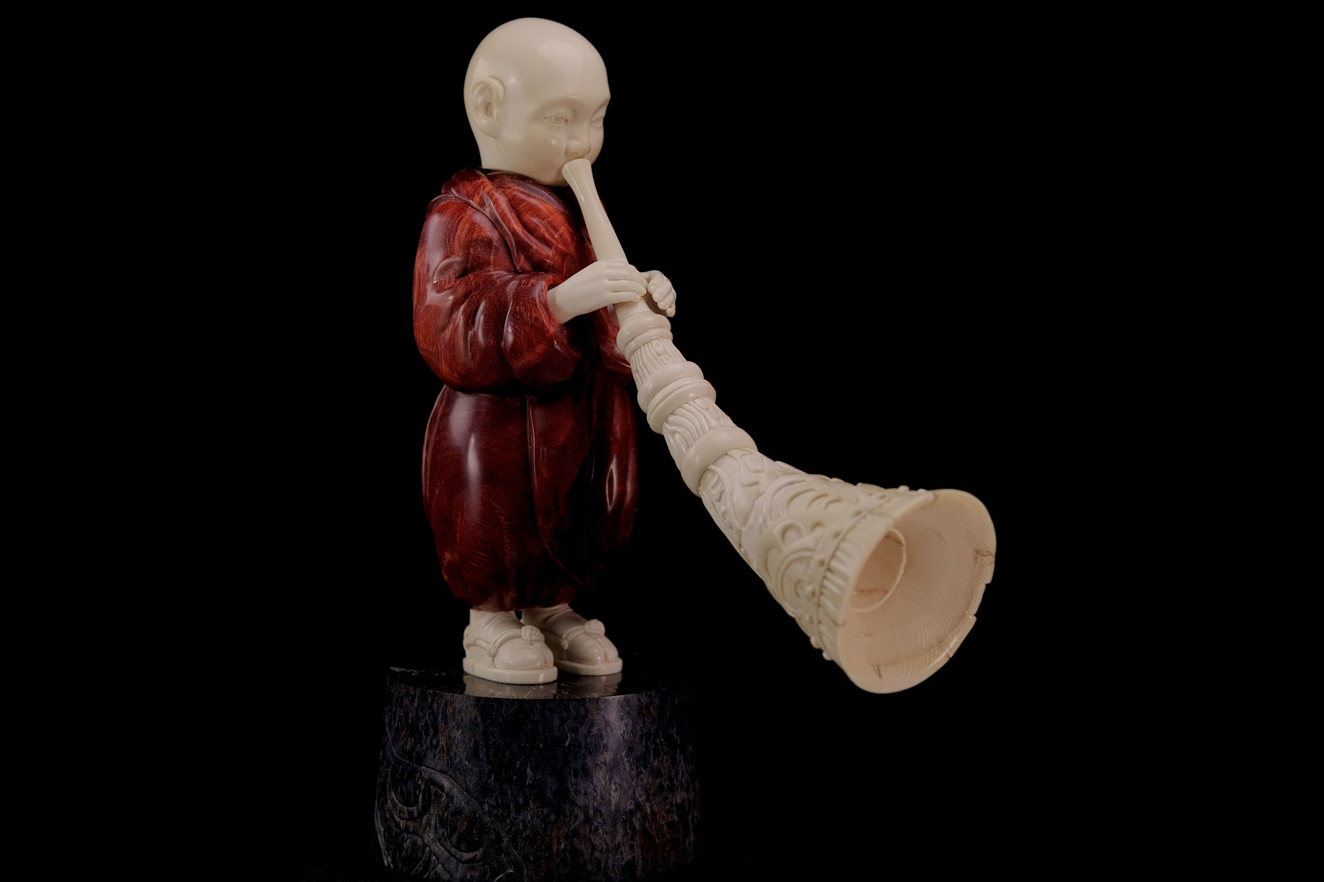 Скульптура из бивня мамонта Даниил и Татьяна Артюховы трубач