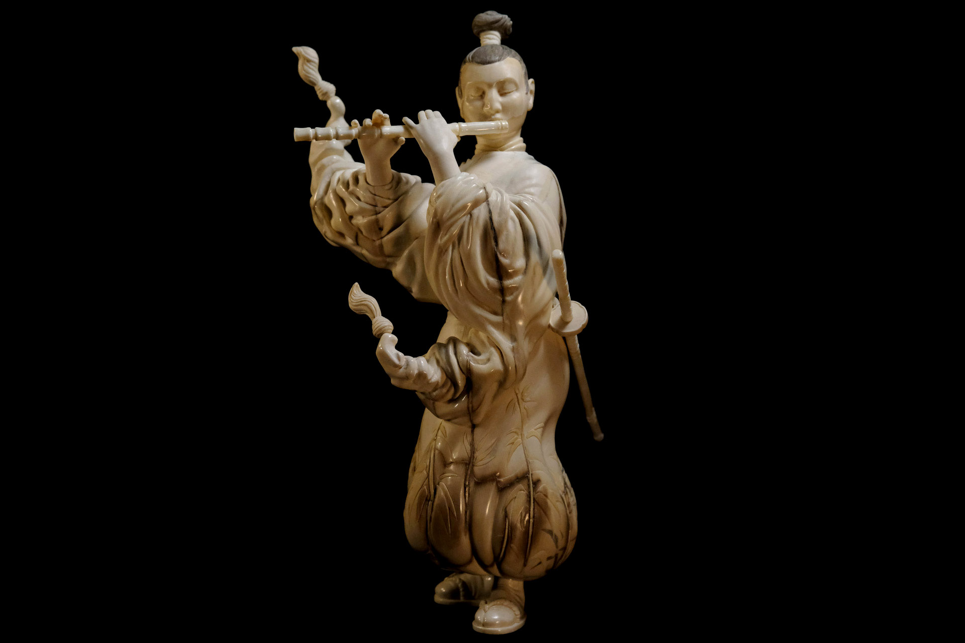 Скульптура из бивня мамонта Даниил и Татьяна Артюховы луна и флейта самурай япония