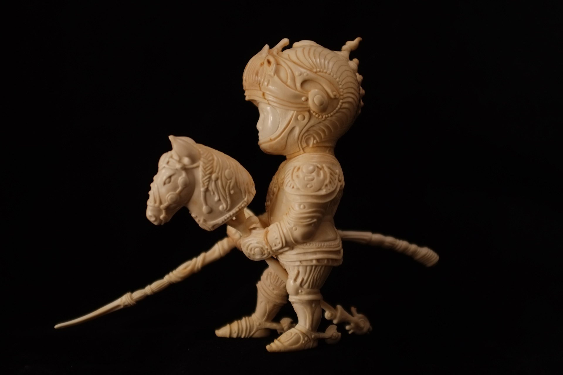 Скульптура из бивня мамонта Даниил и Татьяна Артюховы Рыцарь детская тема