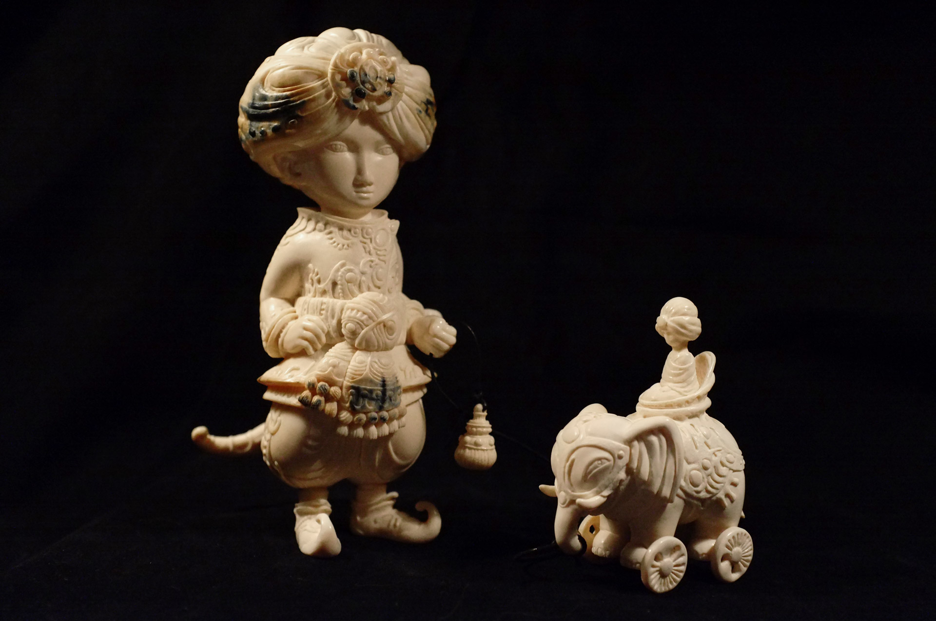 Скульптура из бивня мамонта Даниил и Татьяна Артюховы Мальчик и слон