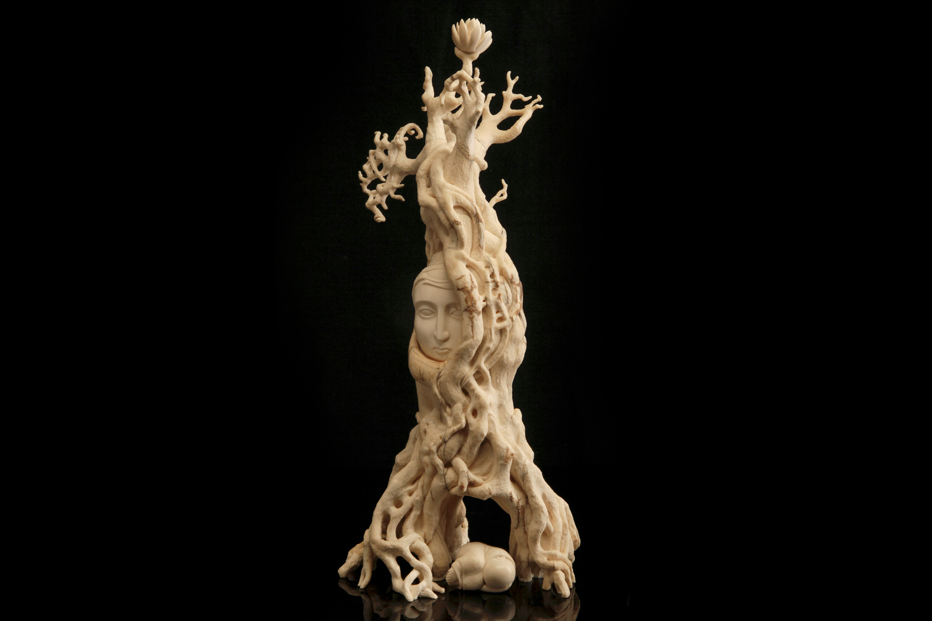 Скульптура из бивня мамонта Даниил и Татьяна Артюховы Священное дерево Бодхи