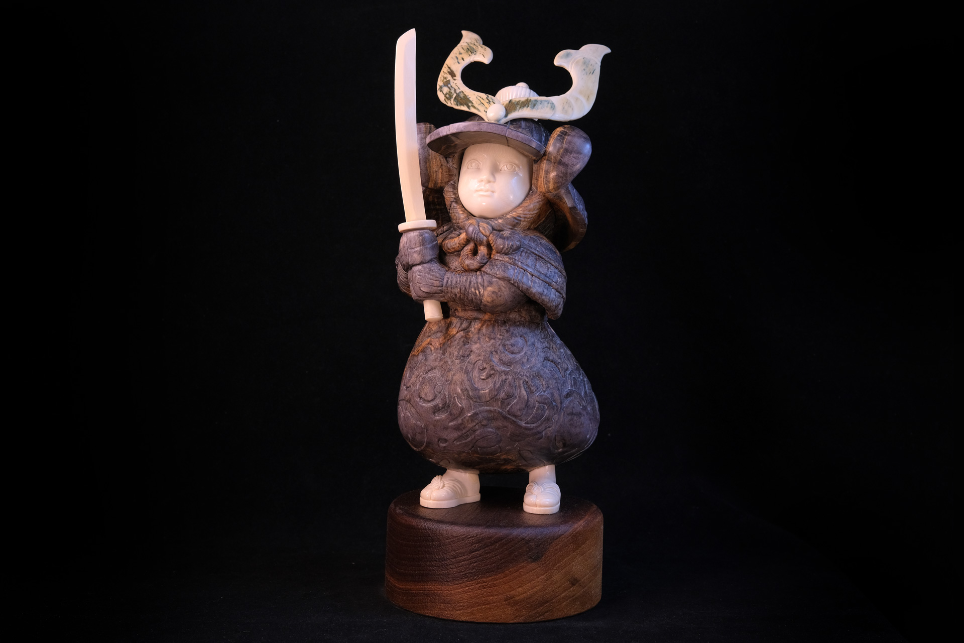 Скульптура из бивня мамонта Даниил и Татьяна Артюховы Маленький самурай