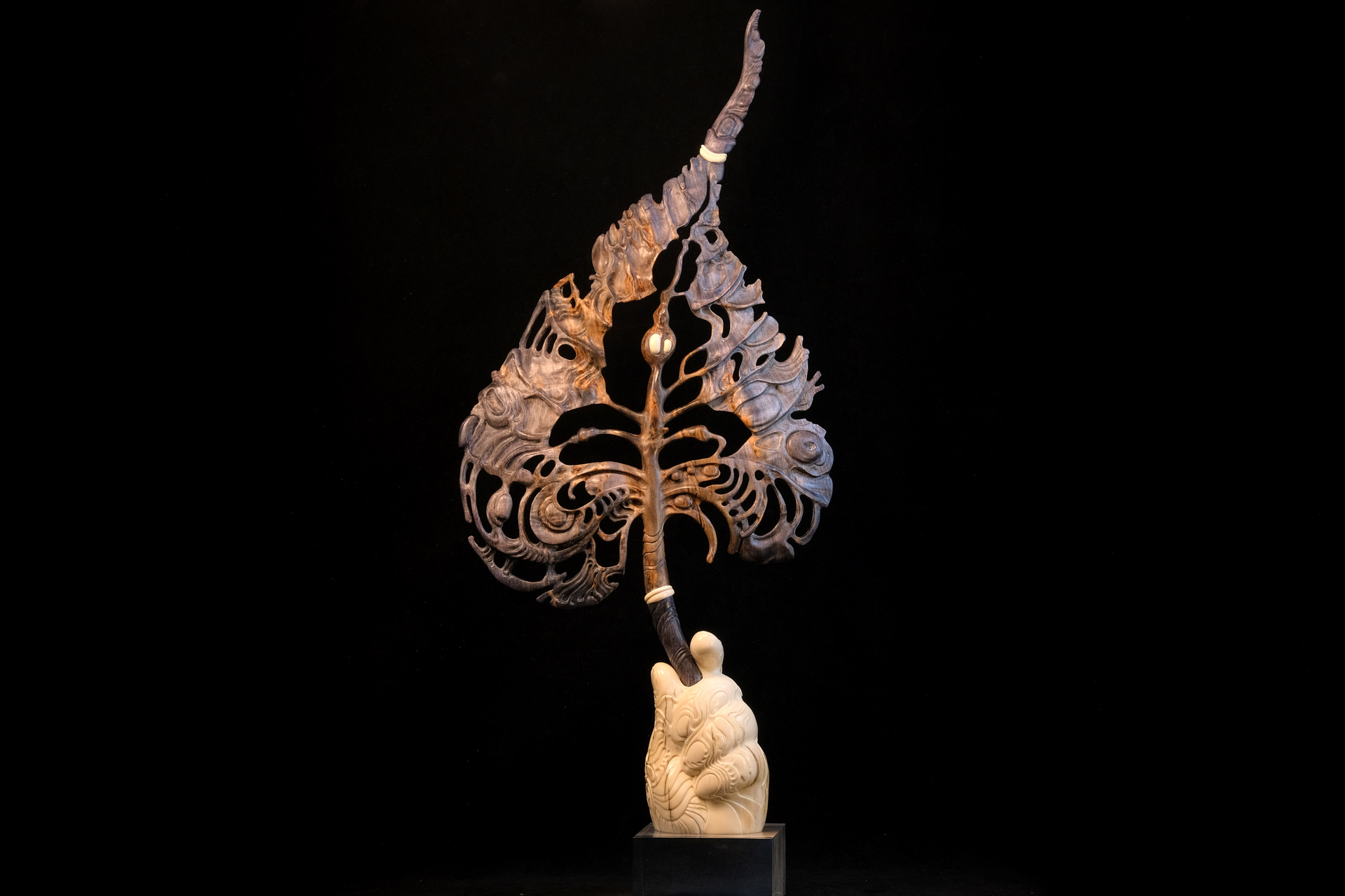 Скульптура из бивня мамонта Даниил и Татьяна Артюховы Листок дерева Бодхи